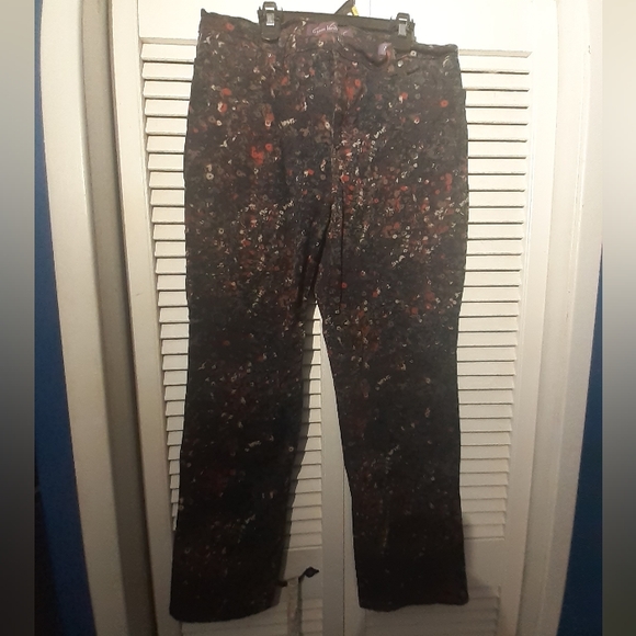 Gloria Vanderbilt Tapered Leg Floral Jeans - Picture 4 of 9